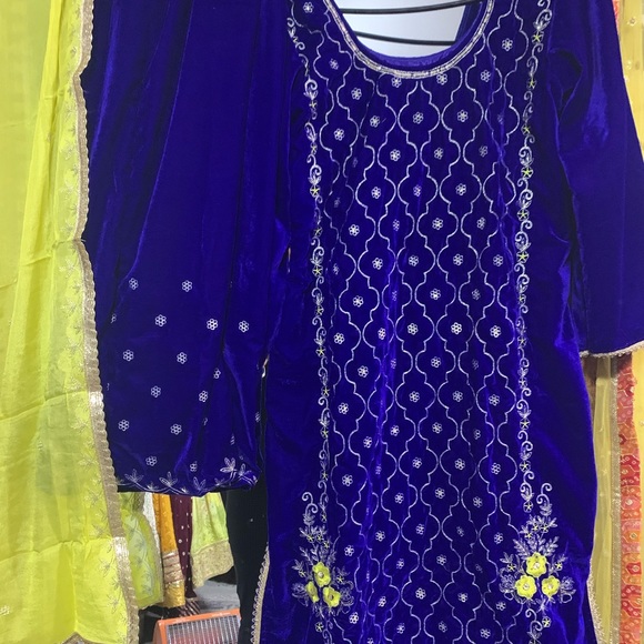 Valvet suits in small to Med sizes - Picture 4 of 16